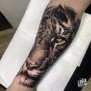 tatuaje_brazo_tigre_logiabarcelona_javier_arcia